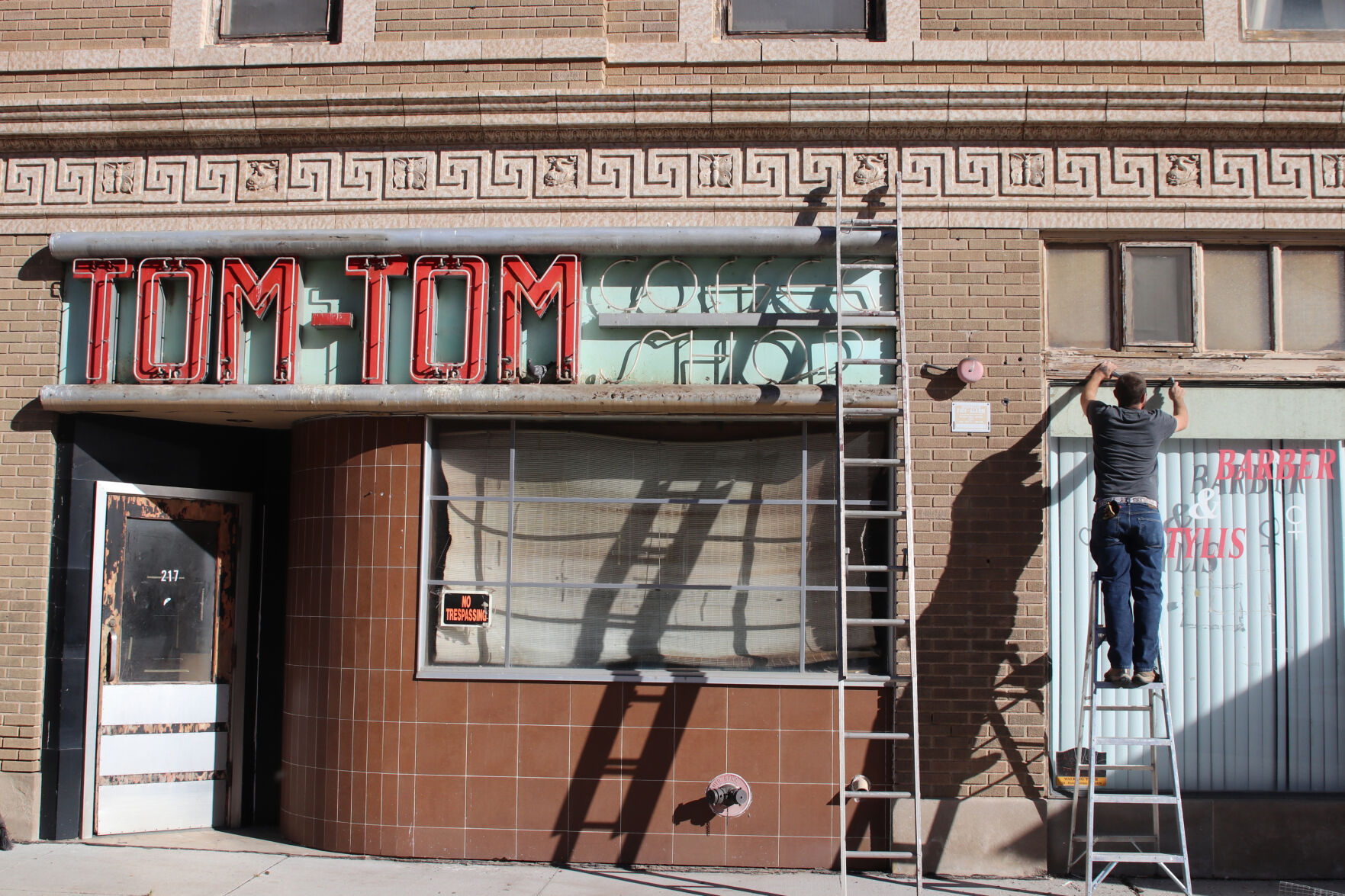 Hotel Pawnee's Tom-Tom Coffee Shop sign uncovered